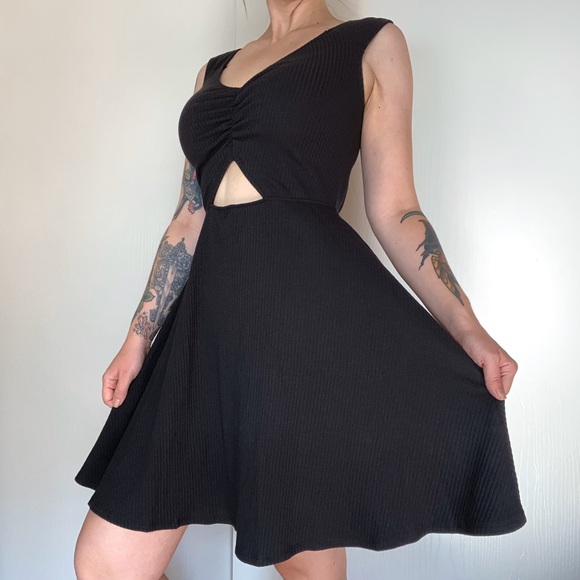 Abercrombie & Fitch Dresses & Skirts - Abercrombie & Fitch Off The Shoulder Cut Out Dress